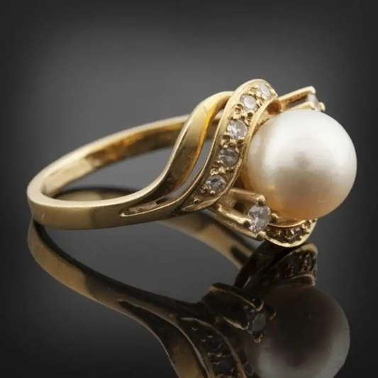 Elegante Anillo de Perla y Oro Brillante