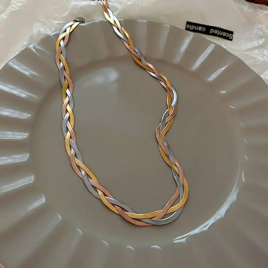 Elegante collar de oro y plata