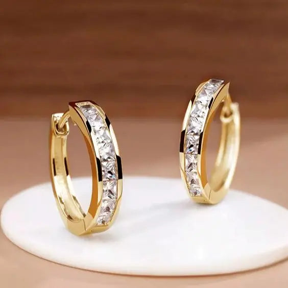 Pendientes de aro elegantes de oro y cristal