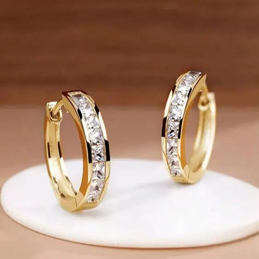 Pendientes de aro elegantes de oro y cristal