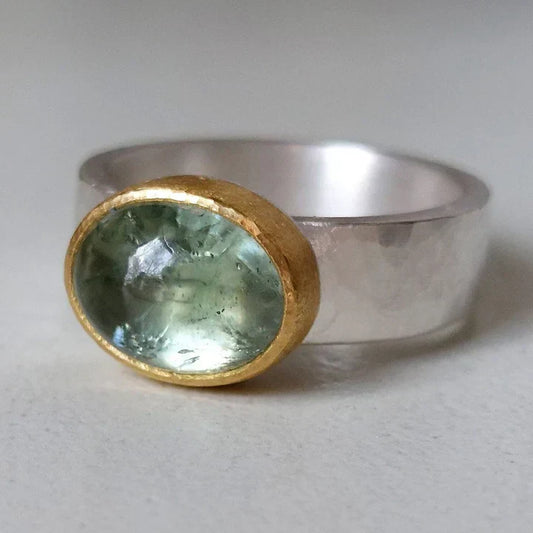 Anillo verde con piedra redondeada, vintage.