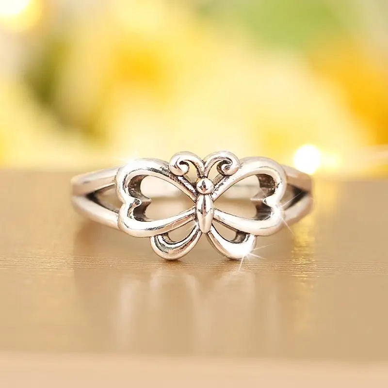 Anillo plateado de mariposa