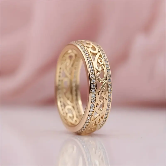 Anillo dorado brillante hueco