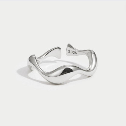 Anillo minimalista de ondas