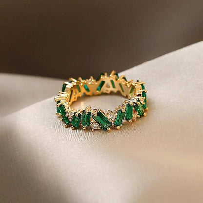 Anillo de banda Bohemia con esmeralda