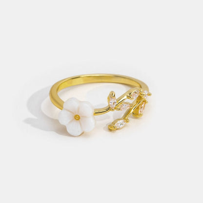 Anillo de flor blanca