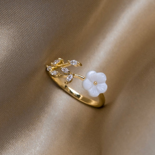 Anillo de flor blanca